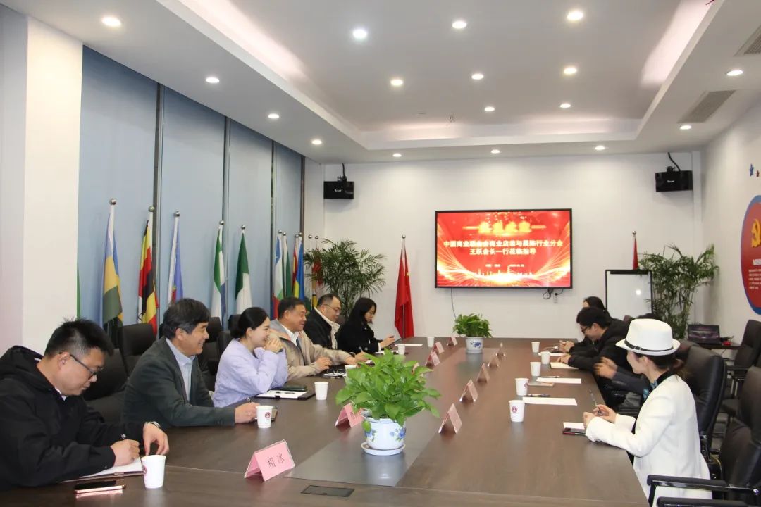 中國(guó)商聯(lián)商業(yè)店裝與展陳行業(yè)分會(huì)會(huì)長(zhǎng)王躍一行到訪浙江工商大學(xué)創(chuàng)業(yè)園參觀交流、共促發(fā)展